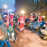 大量傷者被救起送院。