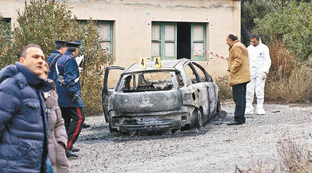 警員在焚毀的車內發現揚尼切利、其女友及科科的焦屍。（互聯網圖片）