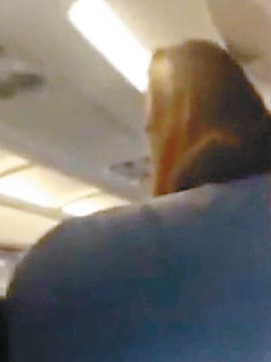 女乘客（圖）遭空姐驅趕，其他人報以噓聲。（互聯網圖片）