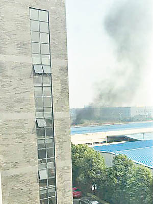 爆炸現場冒出黑煙。（互聯網圖片）