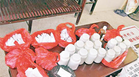 警方在行動中檢獲三百多袋假藥。