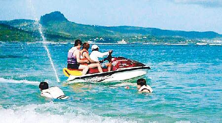 水上電單車等水上活動廣受遊客歡迎。