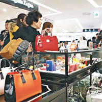 近年不少中國遊客到西班牙旅遊購物。（互聯網圖片）