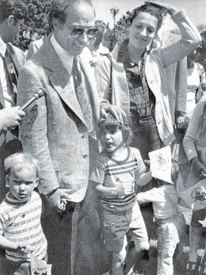 杜魯多（左三）幼時與父母出席活動。