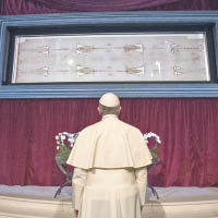 相傳都靈裹屍布曾包裹耶穌的屍體。教宗方濟各早前亦曾參觀它。