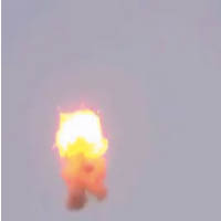 炸彈在空中爆炸。