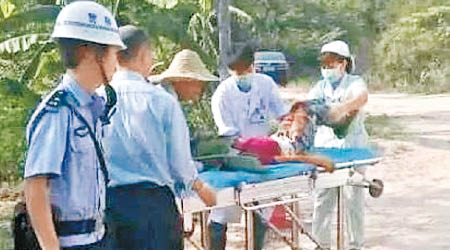 醫護人員將受傷男童送院搶救。（互聯網圖片）