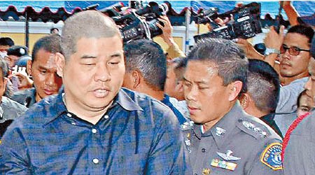 巴功姆（左）因涉嫌冒犯泰王蒲眉蓬被捕。（互聯網圖片）