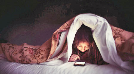 睡前應避免檢查電郵或瀏覽社交網站。