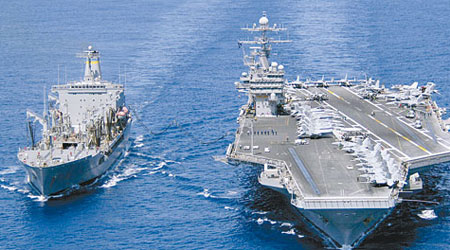 美海軍傳計劃派出羅斯福號航母（右）編隊到南海。（互聯網圖片）