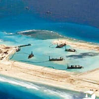 中國填海造地的渚碧礁建有機場跑道。（互聯網圖片）