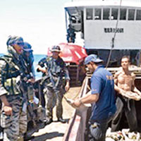 菲律賓海軍早年強登到南海捕魚的中國漁船。