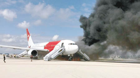 涉事客機噴出濃濃黑煙。