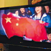 畫面上出現兩名中國女子。（互聯網圖片）