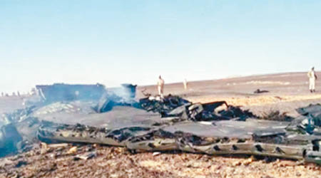 俄羅斯傳媒播出的空難現場畫面可見地上滿是飛機殘骸。（互聯網圖片）