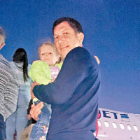 其中一名女乘客登機前，為抱着女兒的丈夫拍照，上載社交網。（互聯網圖片）