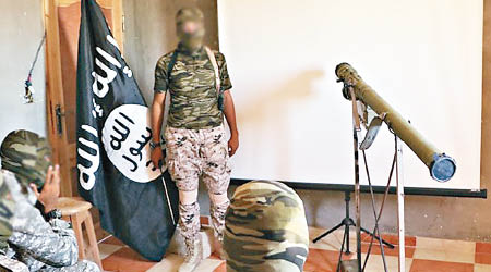 IS發放成員接受肩射式防空導彈訓練的照片。（互聯網圖片）