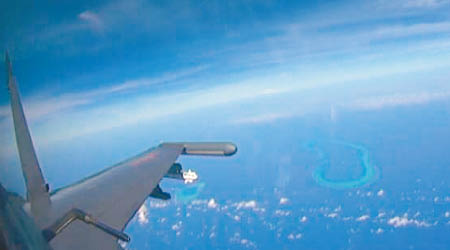 內地官方電視台昨播出戰機飛過南海島礁上空的畫面。
