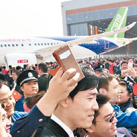 中國飛人劉翔（中）在儀式現場現身。（中新社圖片）