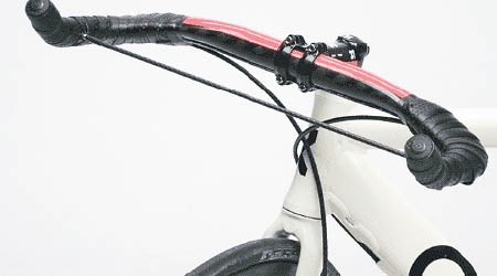 Wire Brake是一條富彈性的皮帶，套在單車把手之間。