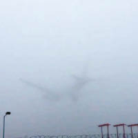 英國<br>飛機在濃霧下於希思路機場降落。