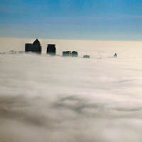 英國<br>金絲雀碼頭附近的大樓幾乎被霧覆蓋。（互聯網圖片）