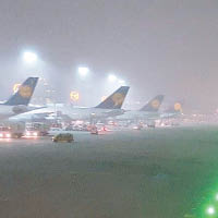 德國<br>法蘭克福機場泊滿客機。（互聯網圖片）