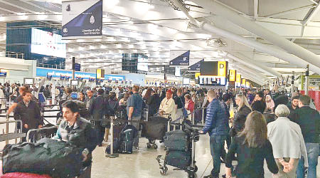 大批乘客滯留在希思路機場。（互聯網圖片）