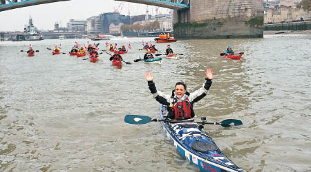 奧滕划獨木舟沿泰晤士河返抵倫敦。（互聯網圖片）