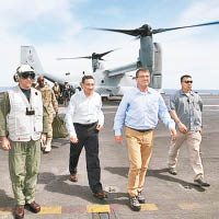 美防長卡特（右二）邀請馬國國防部長希沙穆丁（右三）登上美軍航母羅斯福號。