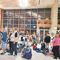 大批遊客滯留沙姆沙伊赫機場。（互聯網圖片）