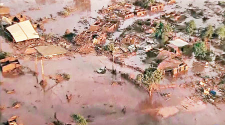 從高空所拍的畫面可見，村莊大部分地方消失於污泥中。（電視畫面）