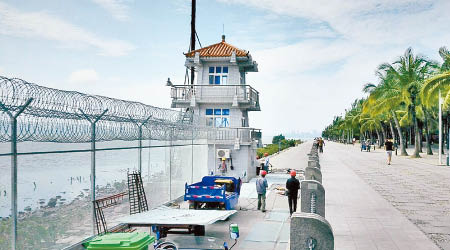 深圳灣公園沿岸近日突然建成幾米高鐵絲網。（互聯網圖片）