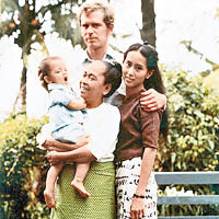 昂山早年與母親、丈夫阿里斯及兒子合照。