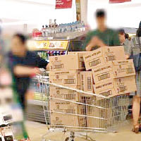 澳洲民眾上傳華人在當地超市狂掃奶粉的照片。