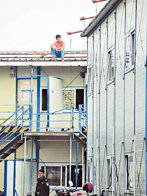 潘某討薪期間一度爬上屋頂企圖自殺。（互聯網圖片）