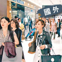 外國的奢侈品店舖逼滿中國遊客。