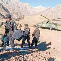 新疆當局出動直升機協助搜捕。（互聯網圖片）