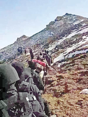 新疆特警深入山區搜索。（互聯網圖片）