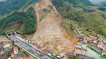 里東村遭山泥傾瀉侵襲。（互聯網圖片）
