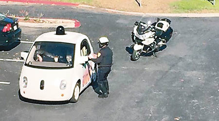 警員截停無人車，指它開得太慢。<br>（互聯網圖片）