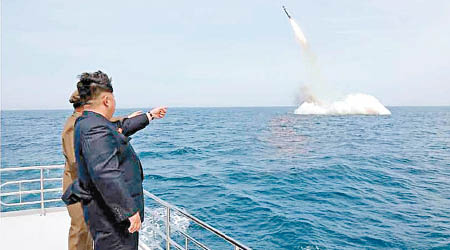 消息指，北韓或有意試射飛毛腿導彈。圖為領袖金正恩早前視察的情況。