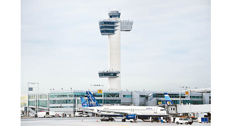紐約甘迺迪國際機場因通訊故障，而導致大批航班延誤。（資料圖片）