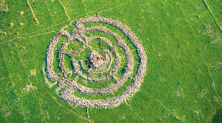 「巨人之輪」由無數小石頭堆砌而成。（互聯網圖片）