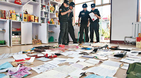 警方繳獲製售假酒帳單等犯罪證據。（互聯網圖片）