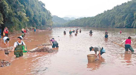 逾千名村民連日在河道挖石頭。（互聯網圖片）