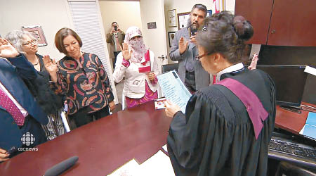 祖內哈‧伊斯哈格在宣誓入籍時不願摘下面紗。（互聯網圖片）