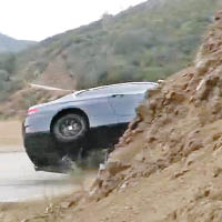 汽車在飄移失敗後隨即失控撞山。