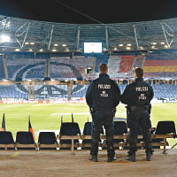 警員在球場內嚴密監視。