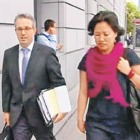 李美美（右）及其代表律師步出法院。（互聯網圖片）